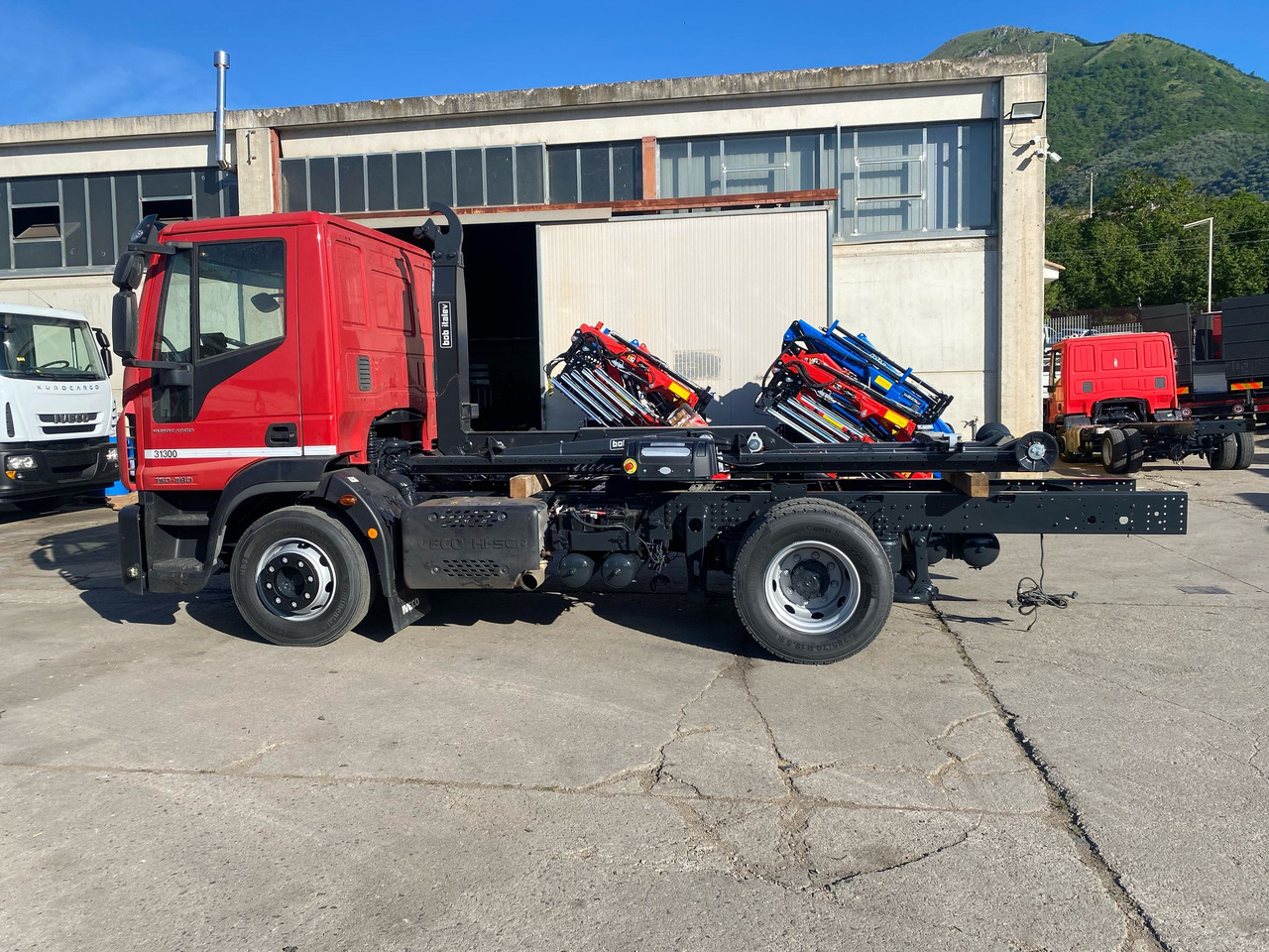 IVECO EUROCARGO 150-280 - Horgos rakodó teherautó: 2 kép. IVECO EUROCARGO 150-280 - Horgos rakodó teherautó: 2 kép.