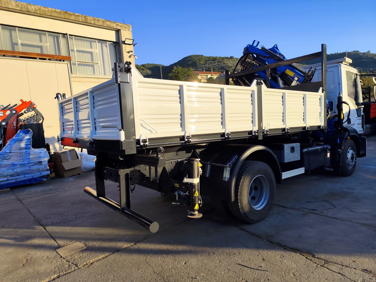 IVECO EUROCARGO 160-250 - Darus autó, Billenőplatós teherautó: 2 kép. IVECO EUROCARGO 160-250 - Darus autó, Billenőplatós teherautó: 2 kép.