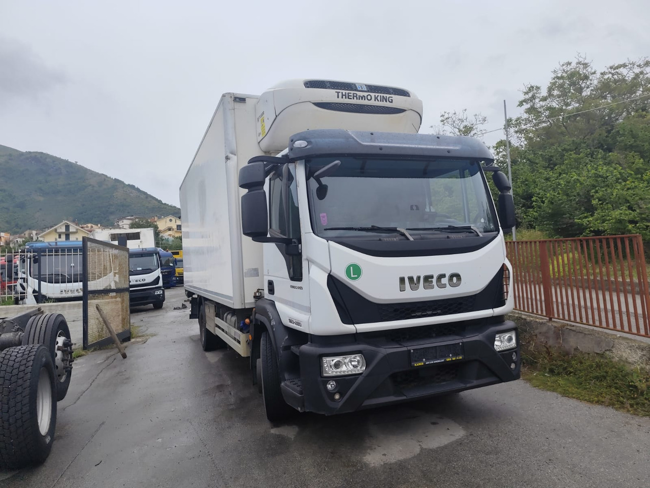 Dobozos felépítményű teherautó, Darus autó IVECO EUROCARGO 160-280: 21 kép.