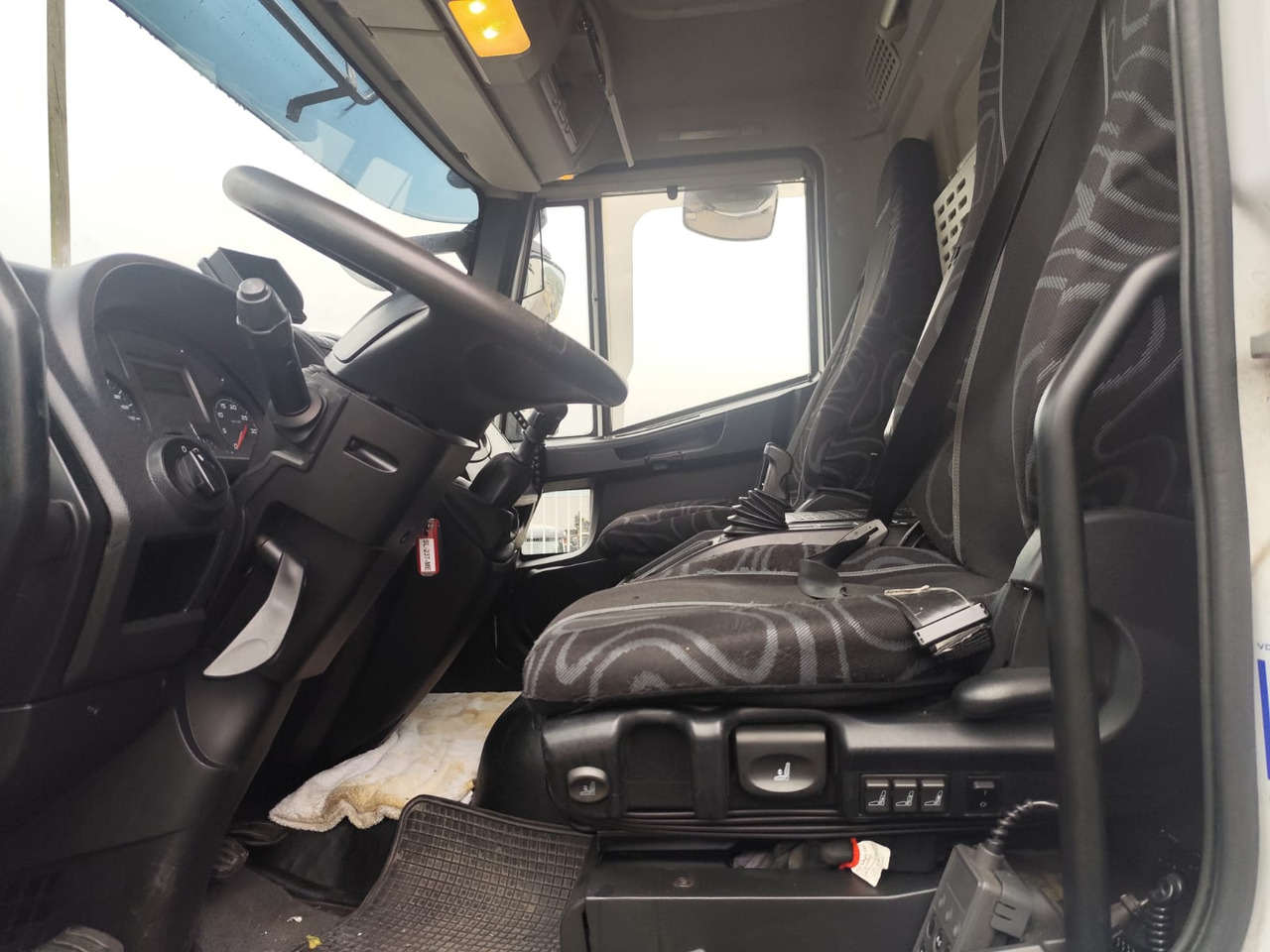 Dobozos felépítményű teherautó, Darus autó IVECO EUROCARGO 160-280: 13 kép.