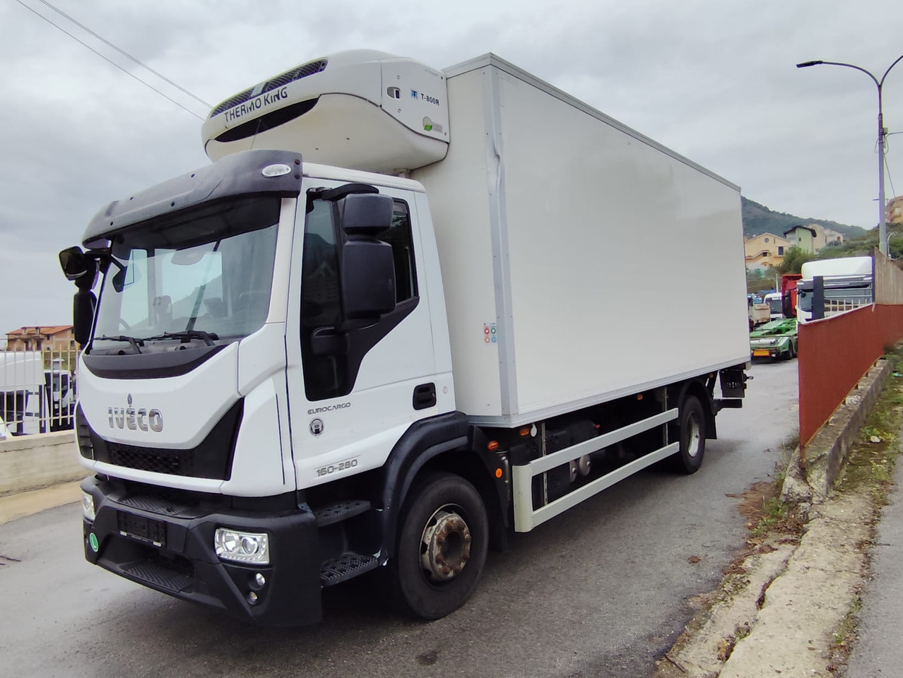 IVECO EUROCARGO 160-280 - Dobozos felépítményű teherautó, Darus autó: 1 kép. IVECO EUROCARGO 160-280 - Dobozos felépítményű teherautó, Darus autó: 1 kép.