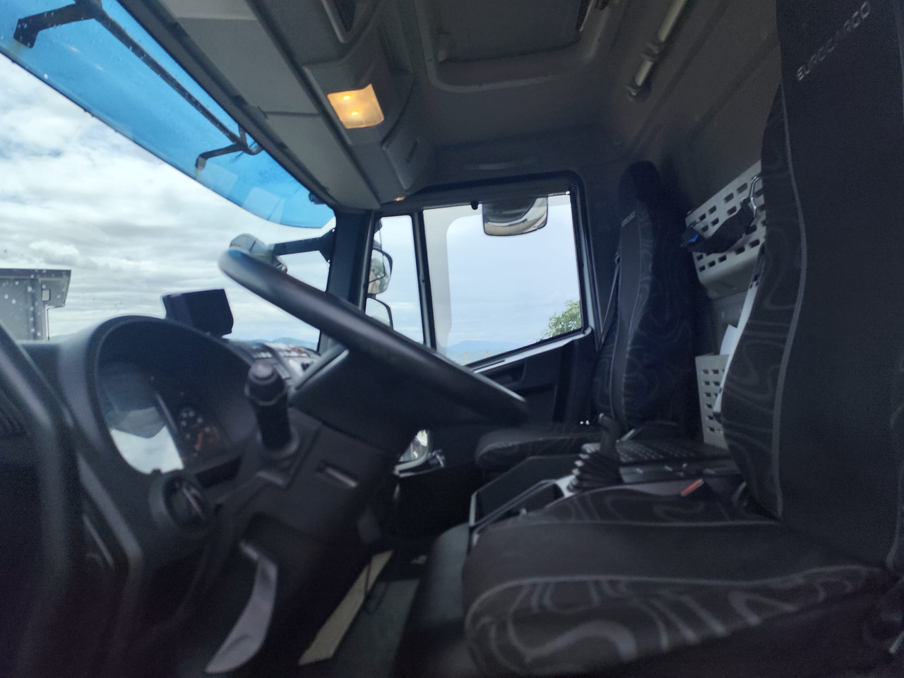 Dobozos felépítményű teherautó, Darus autó IVECO EUROCARGO 160-280: 7 kép.