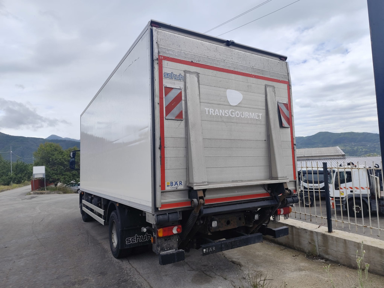 Dobozos felépítményű teherautó, Darus autó IVECO EUROCARGO 160-280: 13 kép.