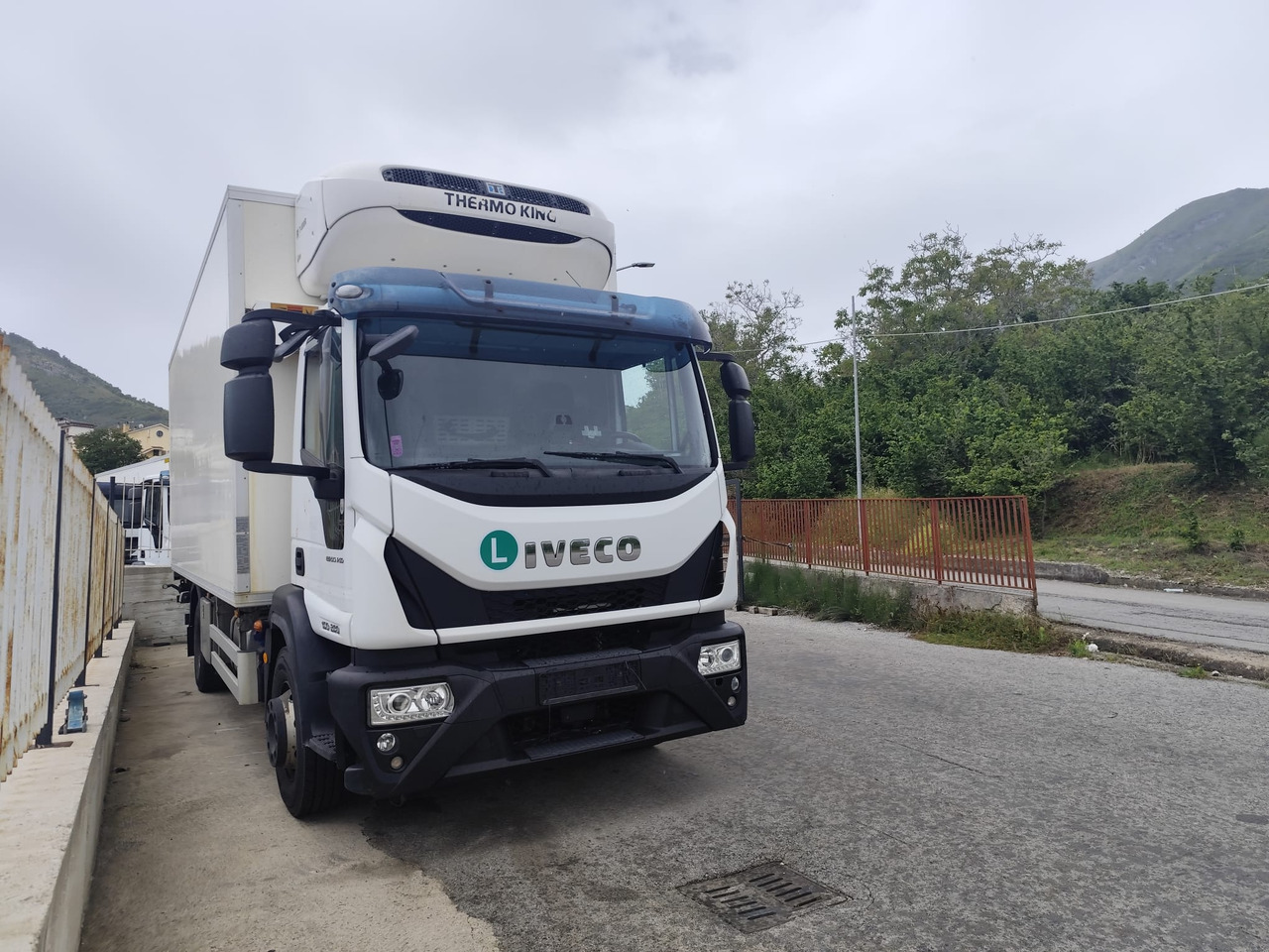 Dobozos felépítményű teherautó, Darus autó IVECO EUROCARGO 160-280: 24 kép.
