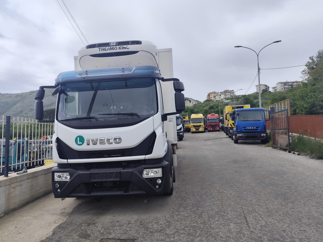 Dobozos felépítményű teherautó, Darus autó IVECO EUROCARGO 160-280: 20 kép.