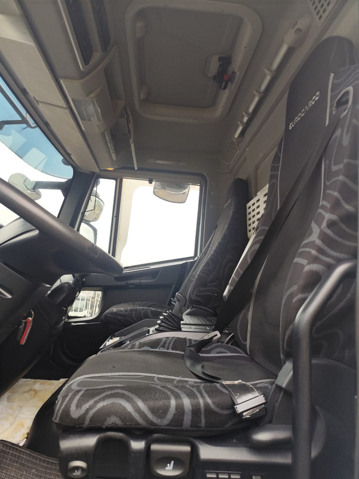 Dobozos felépítményű teherautó, Darus autó IVECO EUROCARGO 160-280: 7 kép.