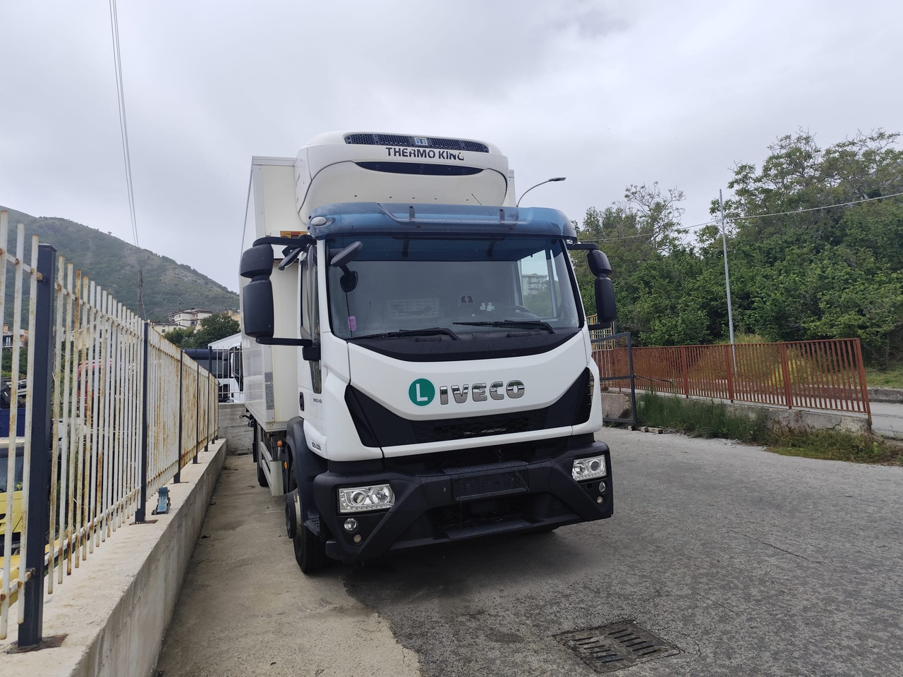 Dobozos felépítményű teherautó, Darus autó IVECO EUROCARGO 160-280: 25 kép.