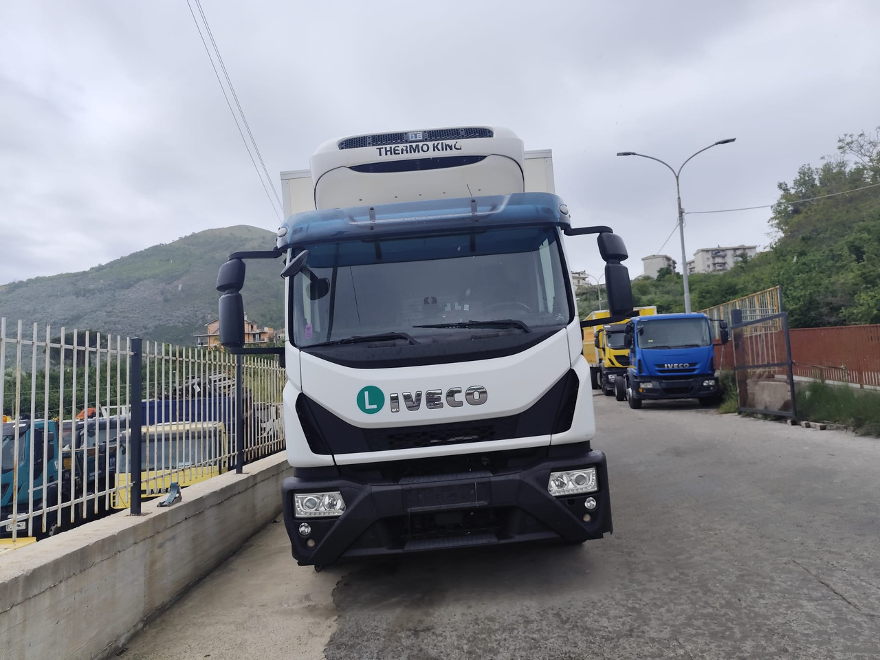 Dobozos felépítményű teherautó, Darus autó IVECO EUROCARGO 160-280: 21 kép.