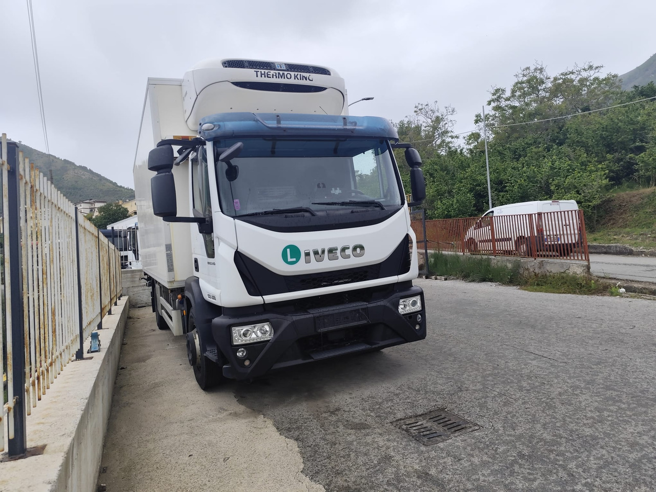 Dobozos felépítményű teherautó, Darus autó IVECO EUROCARGO 160-280: 23 kép.