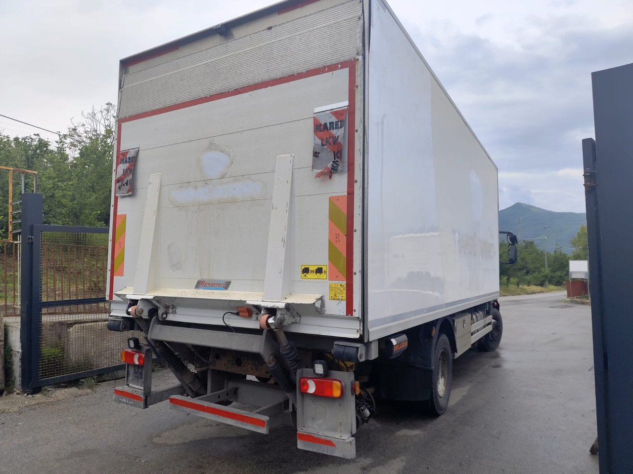 IVECO EUROCARGO 160-280 - Dobozos felépítményű teherautó, Darus autó: 2 kép. IVECO EUROCARGO 160-280 - Dobozos felépítményű teherautó, Darus autó: 2 kép.