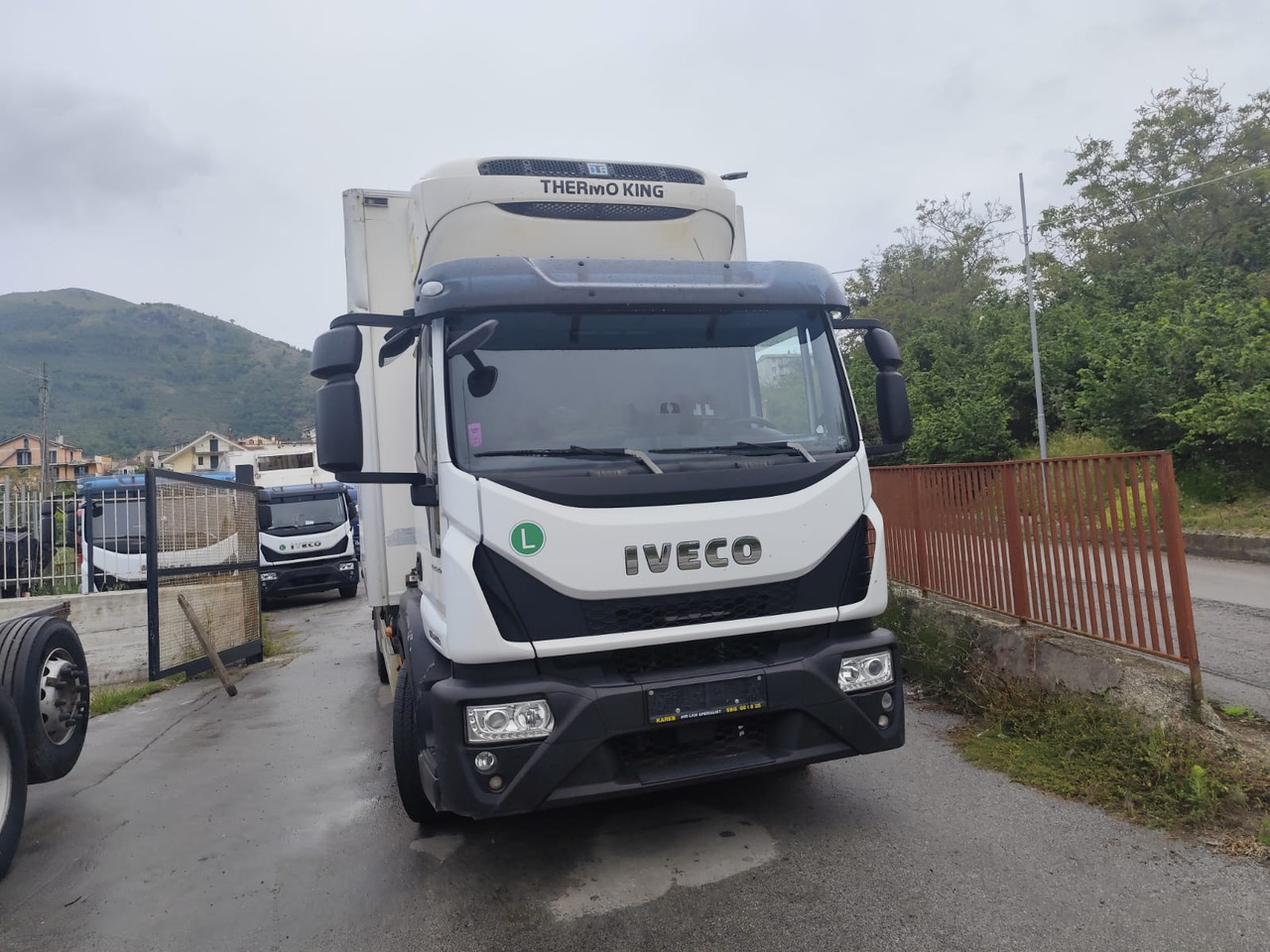 Dobozos felépítményű teherautó, Darus autó IVECO EUROCARGO 160-280: 20 kép.