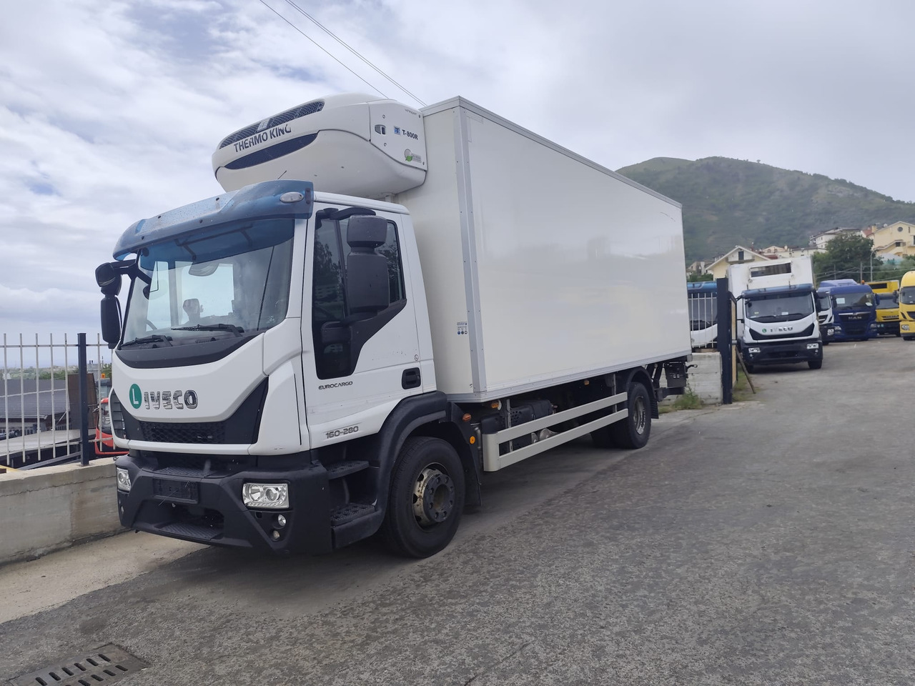 Dobozos felépítményű teherautó, Darus autó IVECO EUROCARGO 160-280: 18 kép.