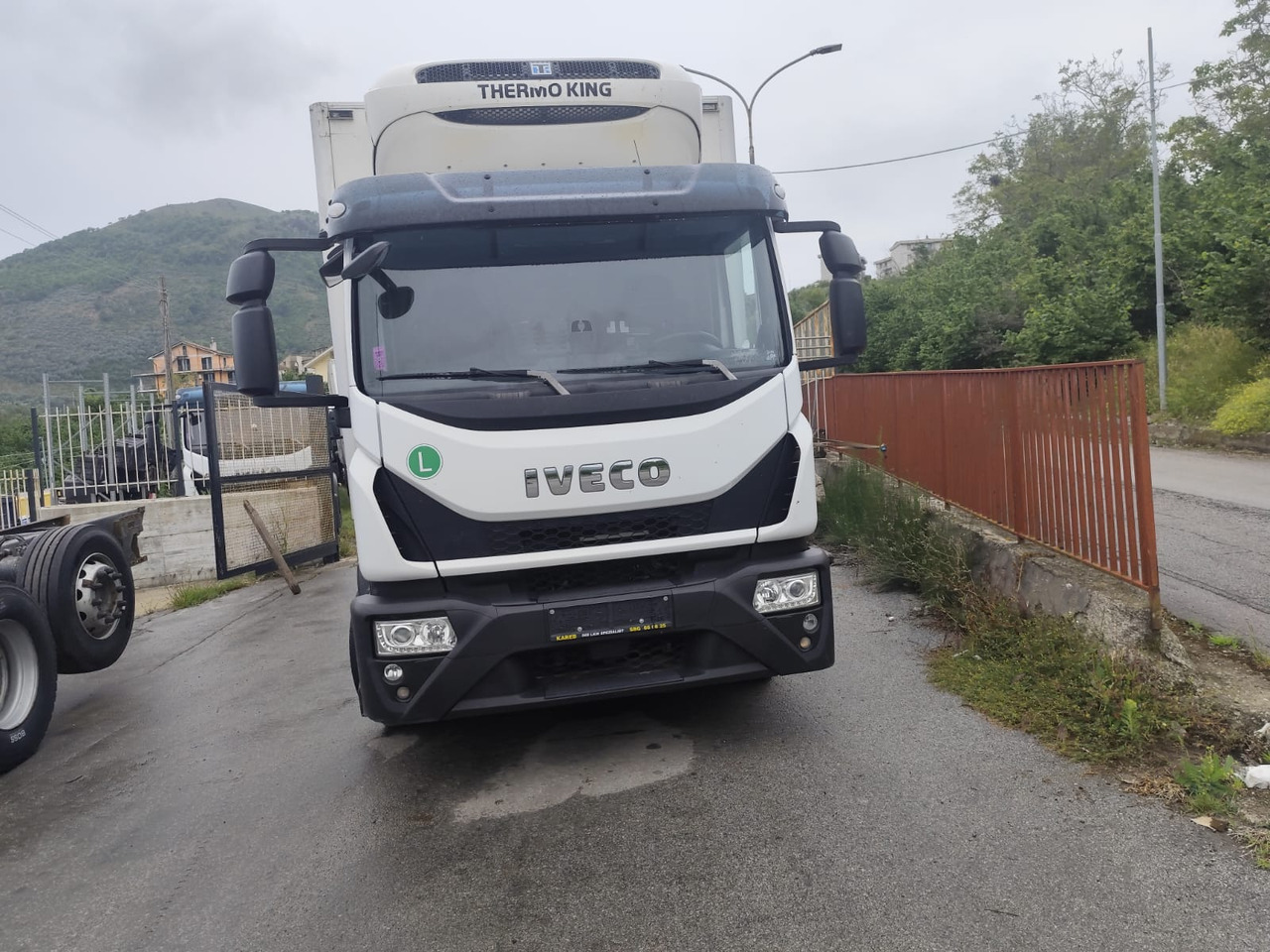Dobozos felépítményű teherautó, Darus autó IVECO EUROCARGO 160-280: 19 kép.