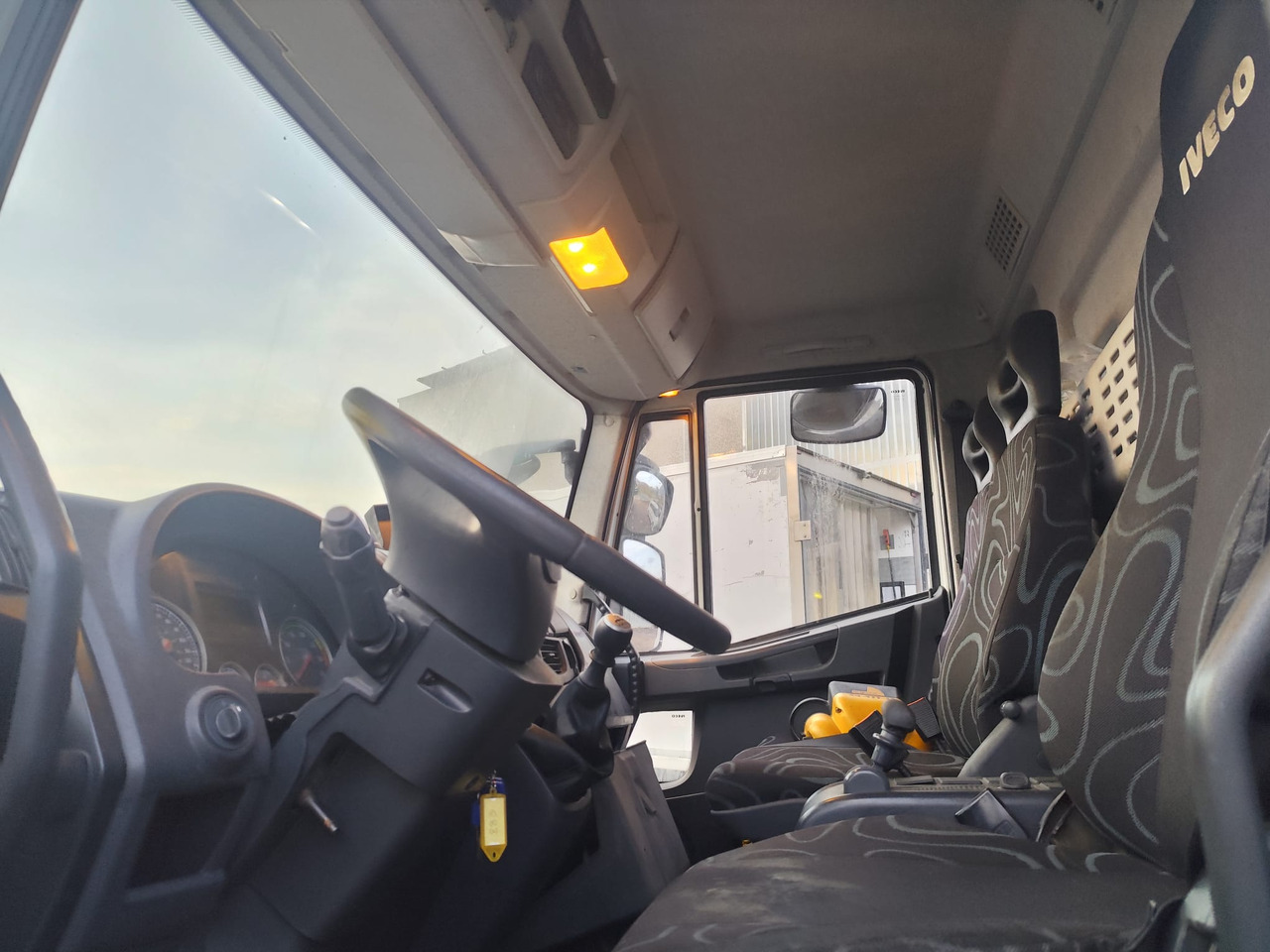 Billenőplatós teherautó, Darus autó IVECO EUROCARGO 180E30: 11 kép.