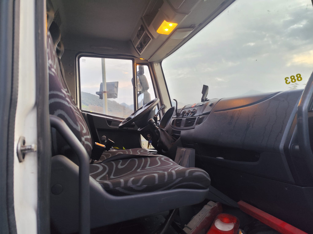 Billenőplatós teherautó, Darus autó IVECO EUROCARGO 180E30: 7 kép.