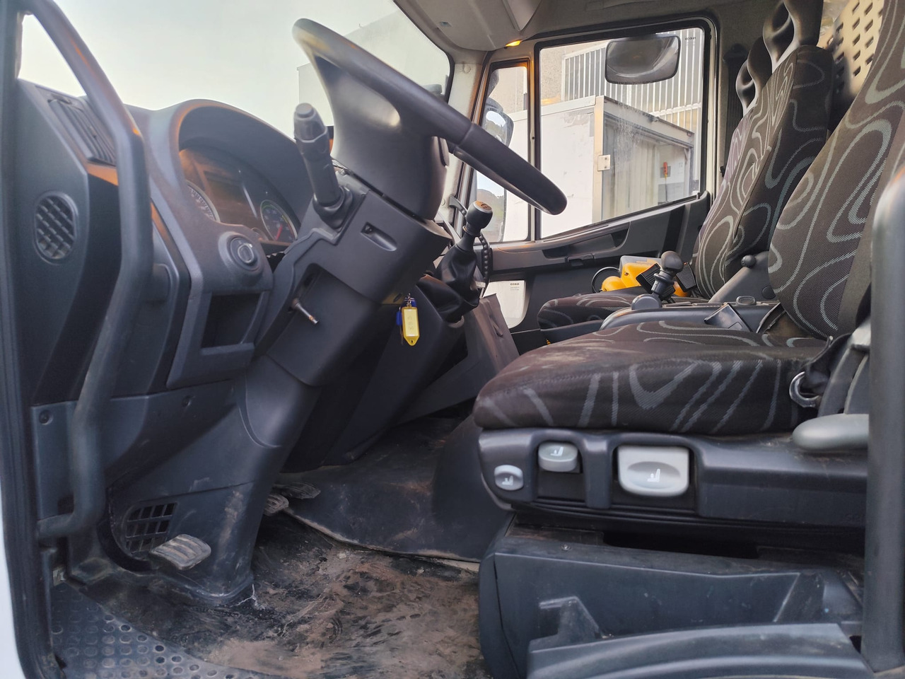 Billenőplatós teherautó, Darus autó IVECO EUROCARGO 180E30: 12 kép.
