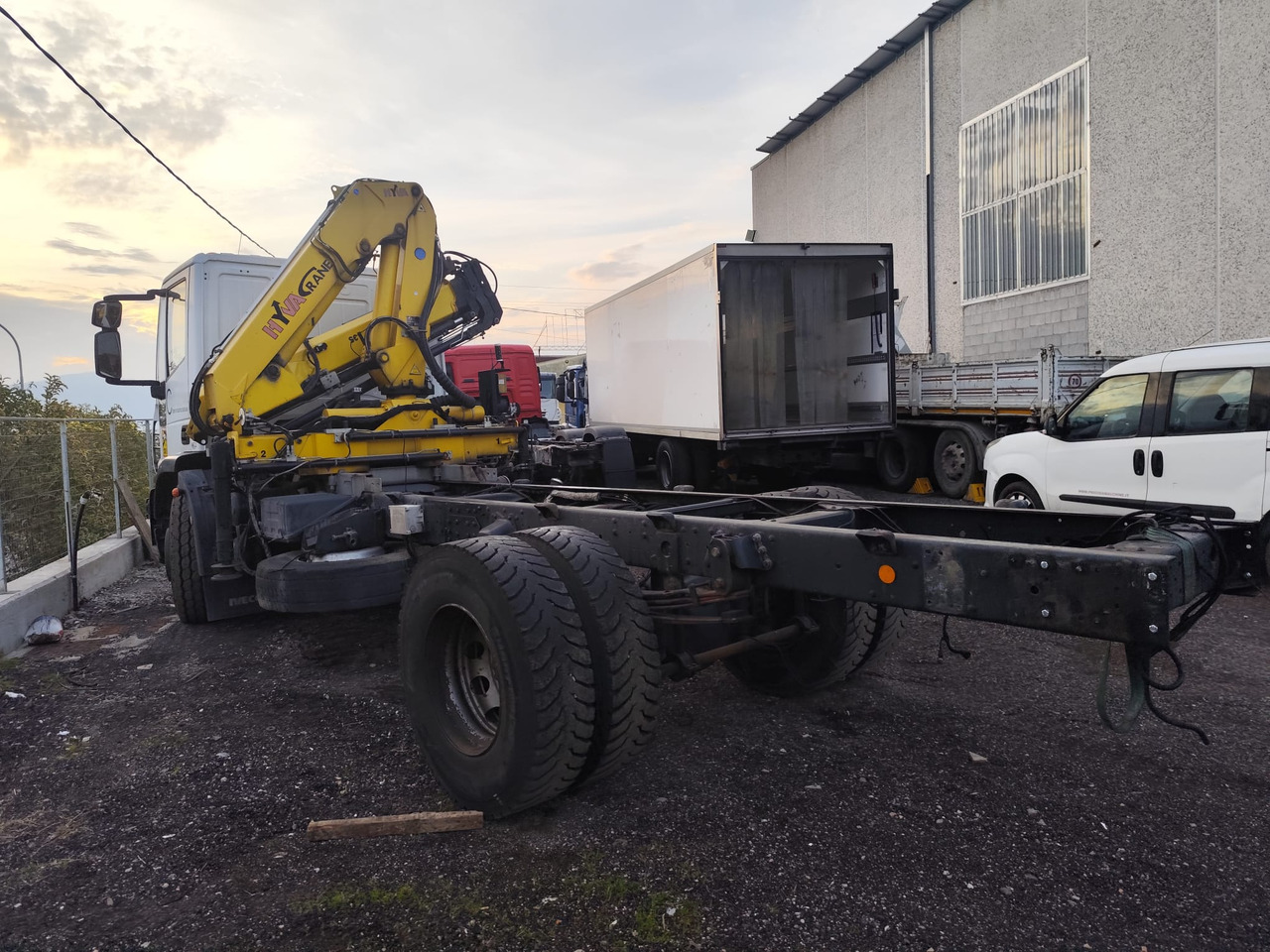 Billenőplatós teherautó, Darus autó IVECO EUROCARGO 180E30: 14 kép.