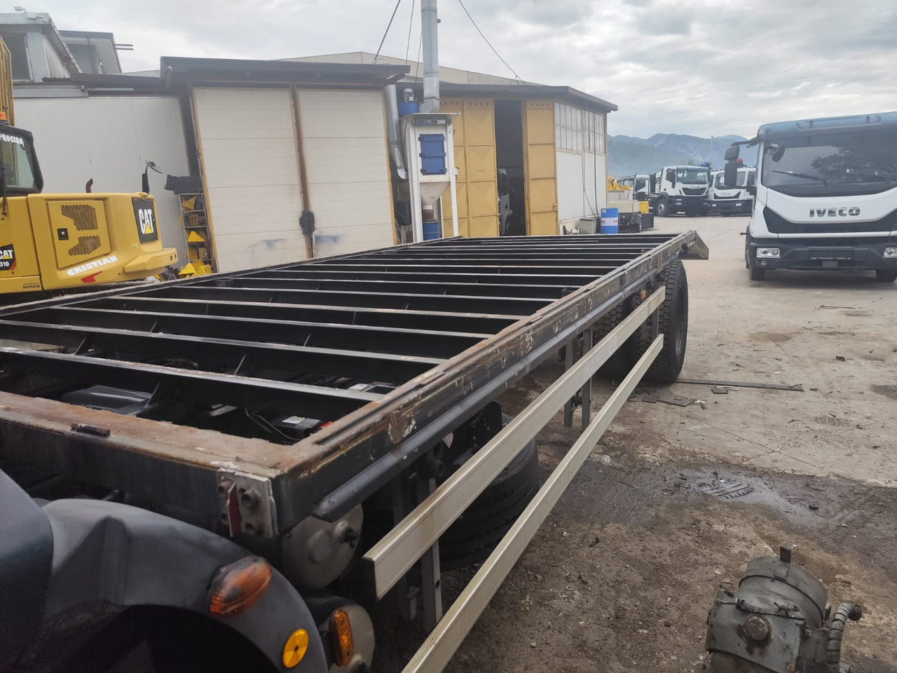 IVECO EUROCARGO 180E30 - Platós teherautó: 3 kép. IVECO EUROCARGO 180E30 - Platós teherautó: 3 kép.