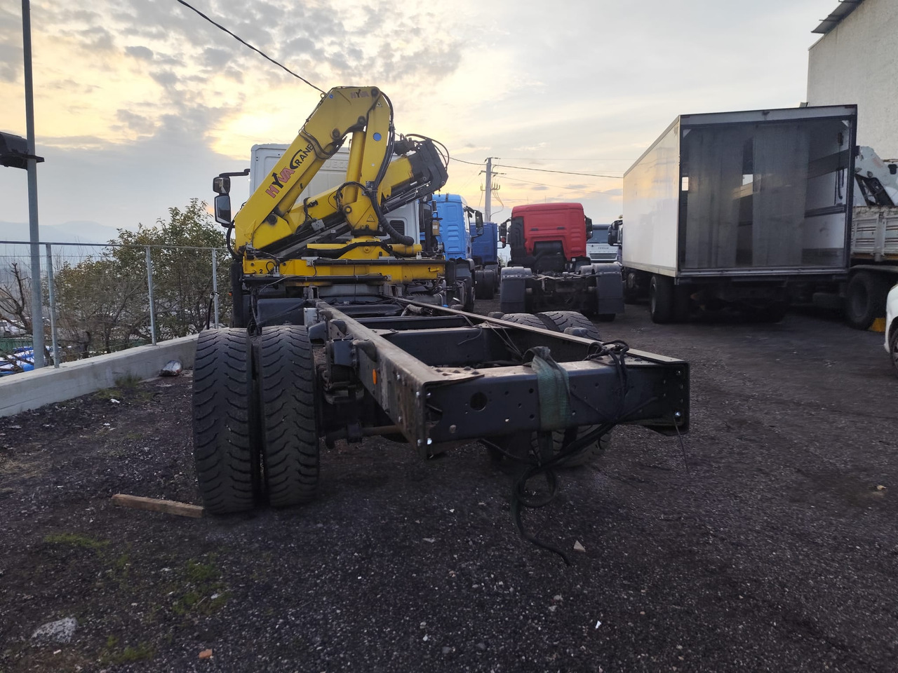 Billenőplatós teherautó, Darus autó IVECO EUROCARGO 180E30: 16 kép.