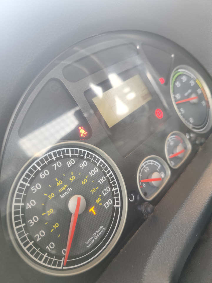 IVECO EUROCARGO 75E18 - Platós teherautó: 5 kép. IVECO EUROCARGO 75E18 - Platós teherautó: 5 kép.