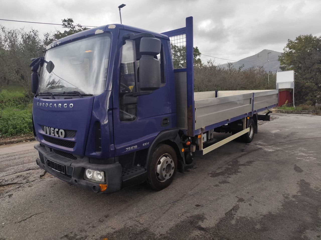 IVECO EUROCARGO 75E18 - Platós teherautó: 1 kép. IVECO EUROCARGO 75E18 - Platós teherautó: 1 kép.