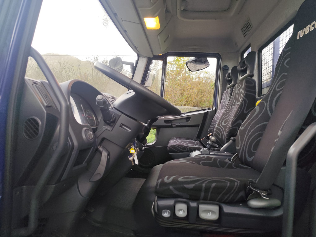 IVECO EUROCARGO 75E18 - Platós teherautó: 3 kép. IVECO EUROCARGO 75E18 - Platós teherautó: 3 kép.