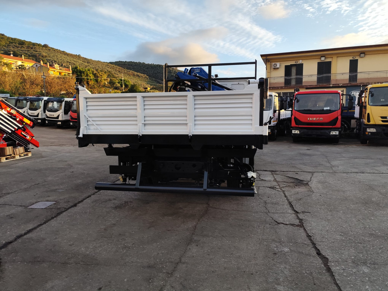 Darus autó, Billenőplatós teherautó IVECO EUROCARGO 80-210: 44 kép.