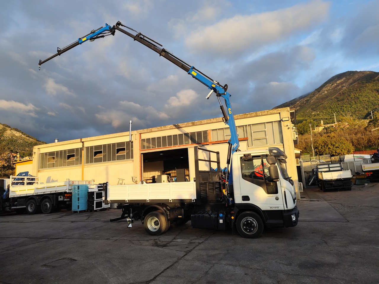 Darus autó, Billenőplatós teherautó IVECO EUROCARGO 80-210: 31 kép.