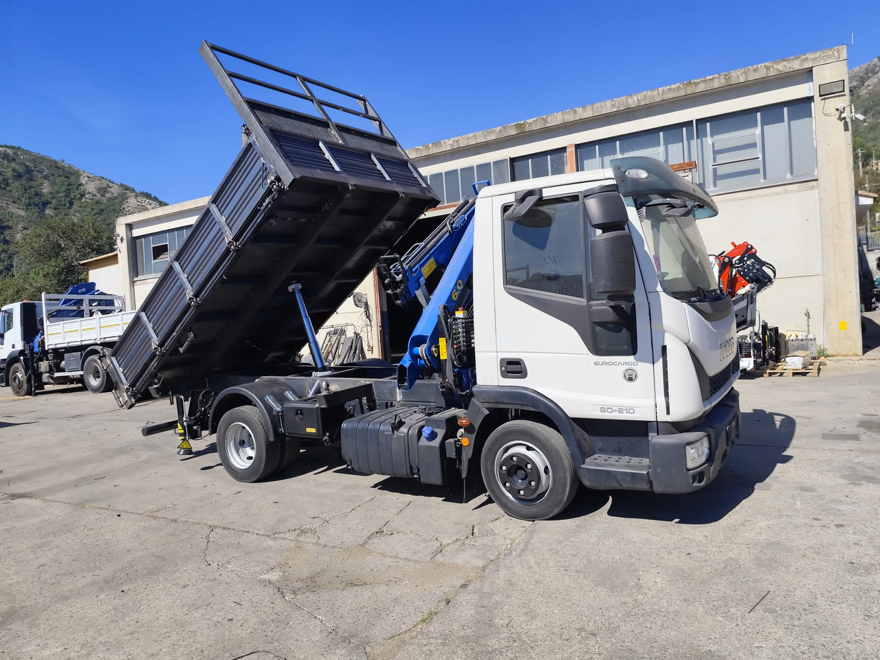 IVECO EUROCARGO 80-210 - Darus autó, Billenőplatós teherautó: 3 kép. IVECO EUROCARGO 80-210 - Darus autó, Billenőplatós teherautó: 3 kép.