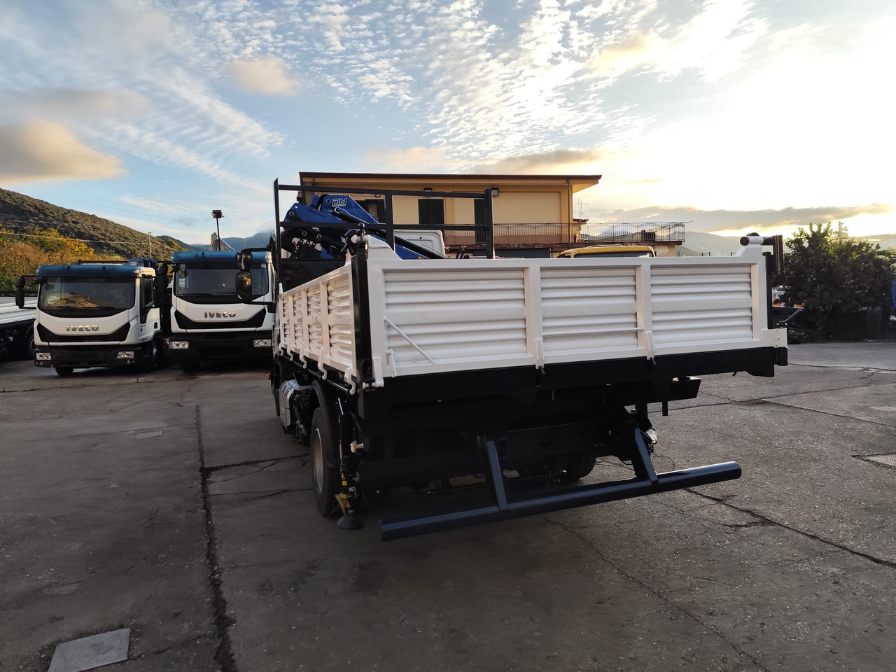 Darus autó, Billenőplatós teherautó IVECO EUROCARGO 80-210: 42 kép.