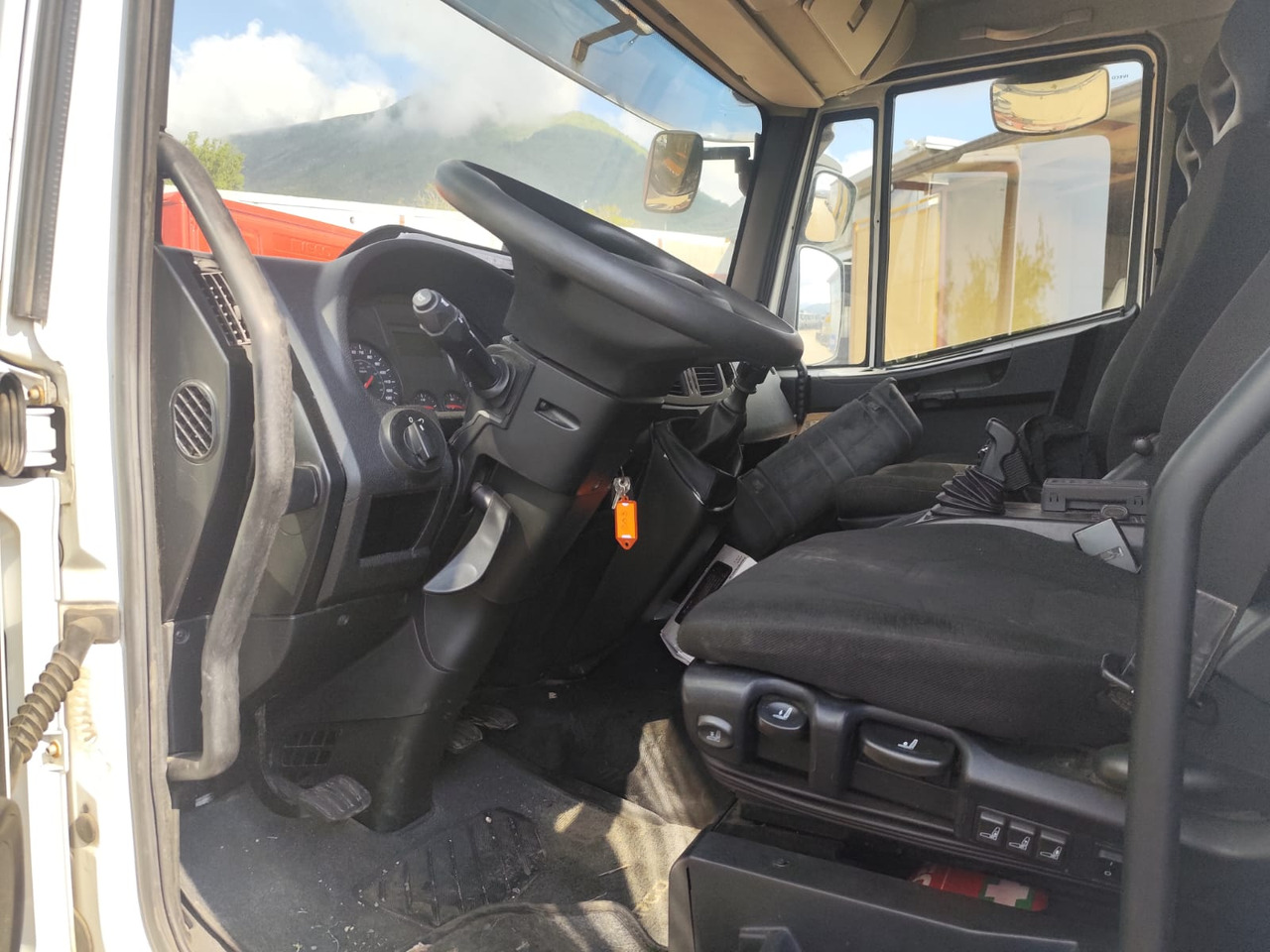 IVECO EUROCARGO 80-210 - Alvaz teherautó: 4 kép. IVECO EUROCARGO 80-210 - Alvaz teherautó: 4 kép.
