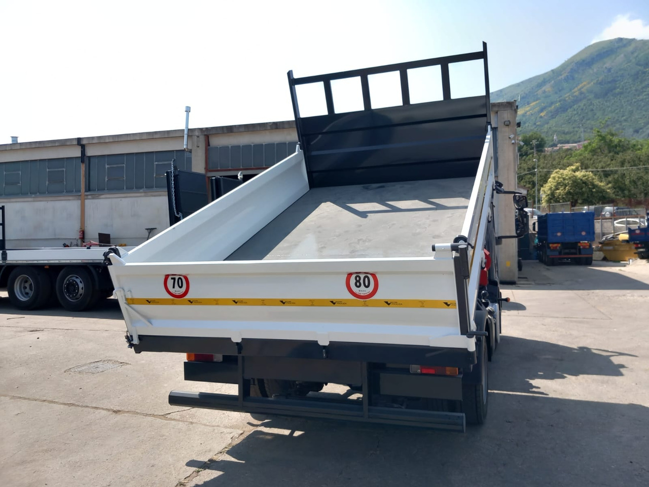 Darus autó, Billenőplatós teherautó IVECO EUROCARGO 80E22: 32 kép. Darus autó, Billenőplatós teherautó IVECO EUROCARGO 80E22: 32 kép.