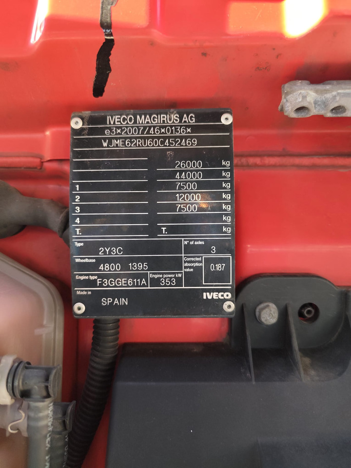 IVECO S-WAY AS260S48 Y - Platós teherautó: 3 kép. IVECO S-WAY AS260S48 Y - Platós teherautó: 3 kép.