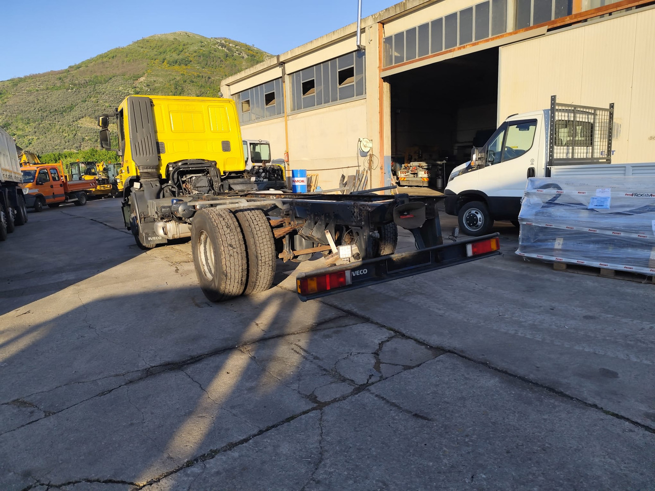 IVECO STRALIS 190S36 - Alvaz teherautó: 4 kép. IVECO STRALIS 190S36 - Alvaz teherautó: 4 kép.