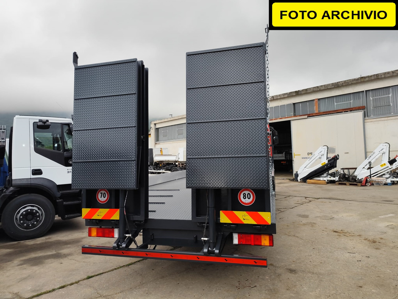 IVECO STRALIS 320S50 - Platós teherautó: 4 kép. IVECO STRALIS 320S50 - Platós teherautó: 4 kép.