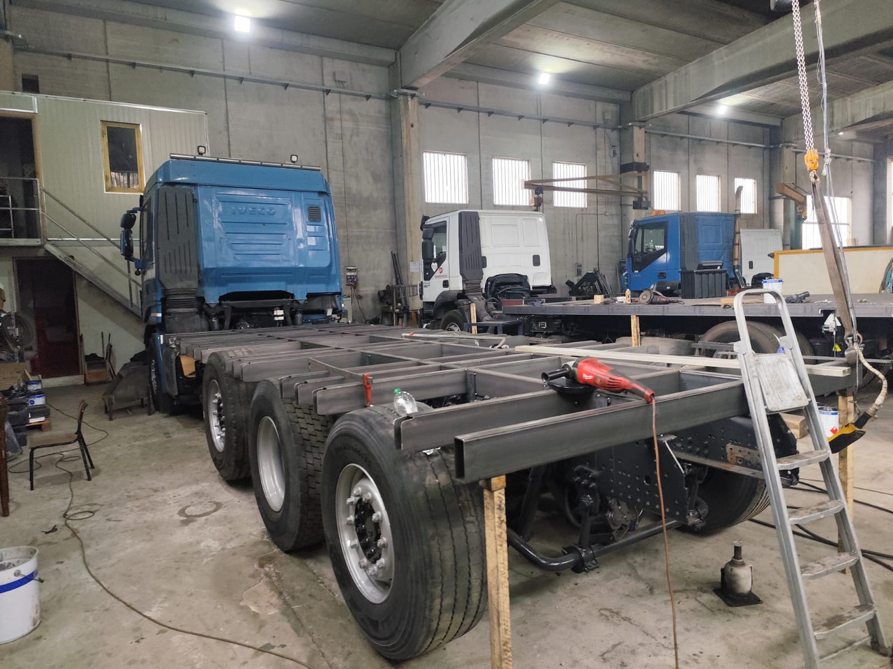 IVECO STRALIS 320S50 - Platós teherautó: 3 kép. IVECO STRALIS 320S50 - Platós teherautó: 3 kép.