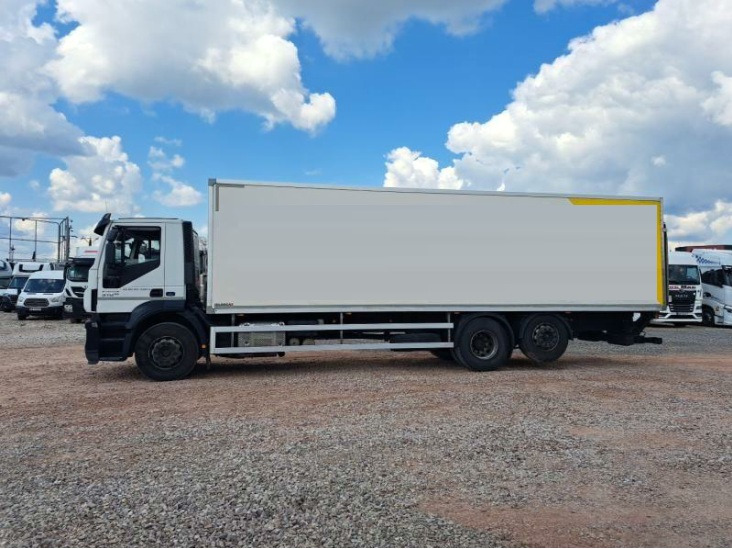 IVECO STRALIS AD 260S31 - Dobozos felépítményű teherautó: 2 kép. IVECO STRALIS AD 260S31 - Dobozos felépítményű teherautó: 2 kép.