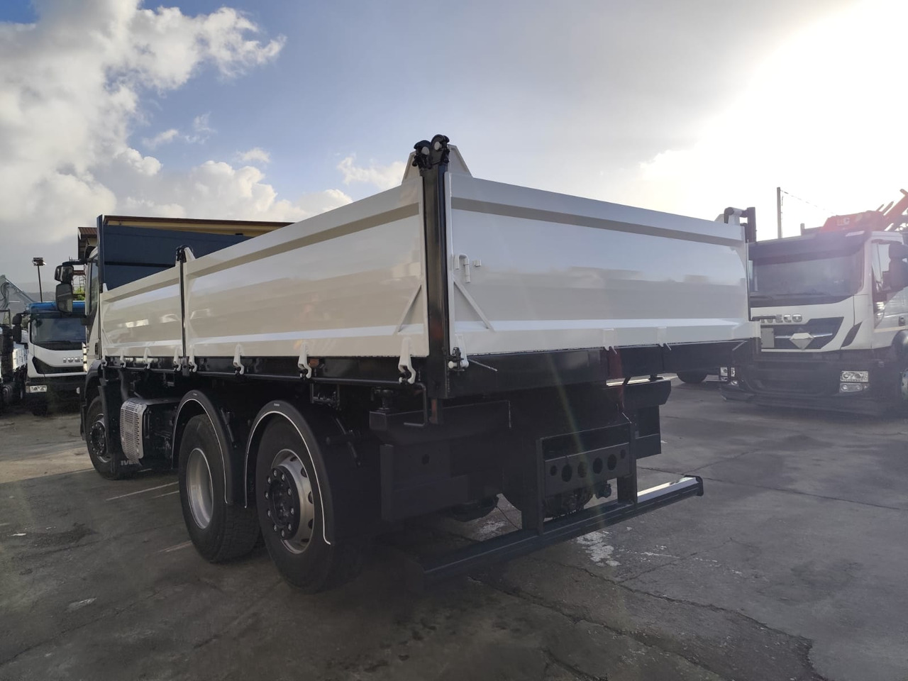 IVECO STRALIS AD 260S31 - Billenőplatós teherautó: 2 kép. IVECO STRALIS AD 260S31 - Billenőplatós teherautó: 2 kép.