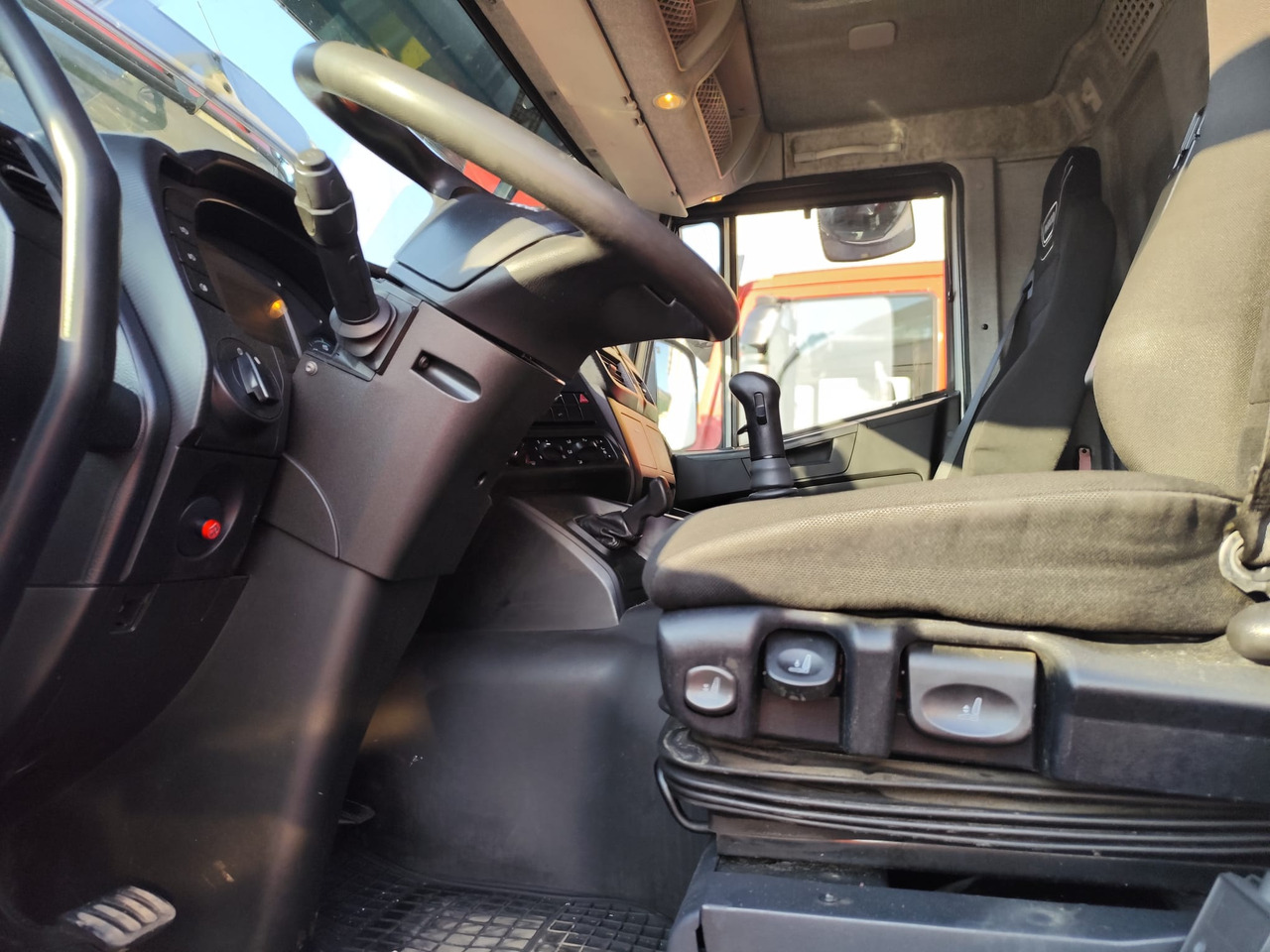 IVECO STRALIS AD 260S31 XP - Dobozos felépítményű teherautó: 5 kép. IVECO STRALIS AD 260S31 XP - Dobozos felépítményű teherautó: 5 kép.