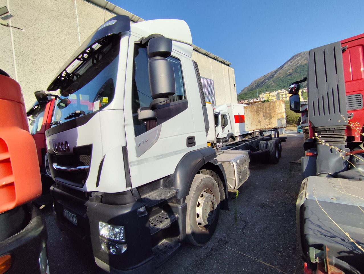 IVECO STRALIS AD 260S31 XP - Dobozos felépítményű teherautó: 3 kép. IVECO STRALIS AD 260S31 XP - Dobozos felépítményű teherautó: 3 kép.
