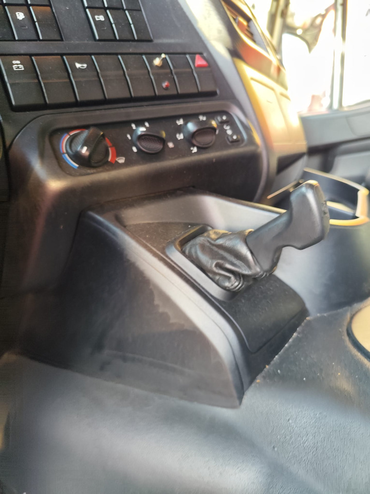IVECO STRALIS AD 260S31 XP - Dobozos felépítményű teherautó: 2 kép. IVECO STRALIS AD 260S31 XP - Dobozos felépítményű teherautó: 2 kép.