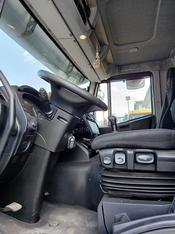 IVECO STRALIS AD 260S31 Y/P - Horgos rakodó teherautó: 4 kép. IVECO STRALIS AD 260S31 Y/P - Horgos rakodó teherautó: 4 kép.