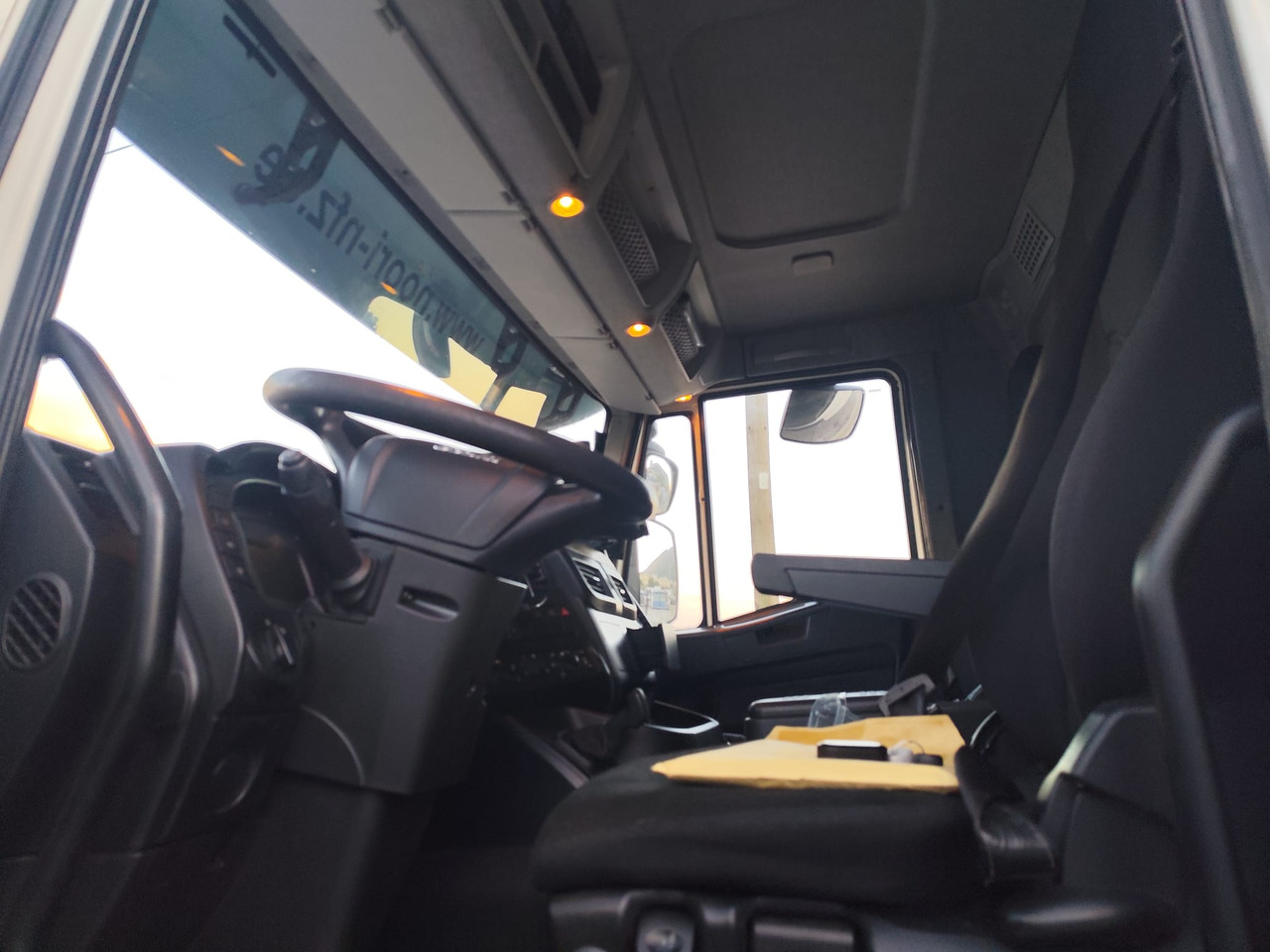 IVECO STRALIS AS 260S46 - Platós teherautó: 4 kép. IVECO STRALIS AS 260S46 - Platós teherautó: 4 kép.