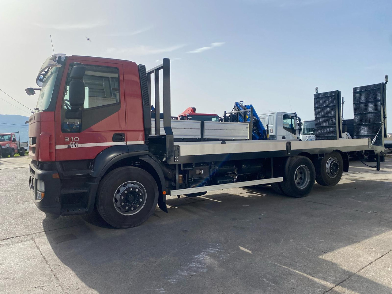 IVECO STRALIS CUBE 260S31 - Platós teherautó: 5 kép. IVECO STRALIS CUBE 260S31 - Platós teherautó: 5 kép.