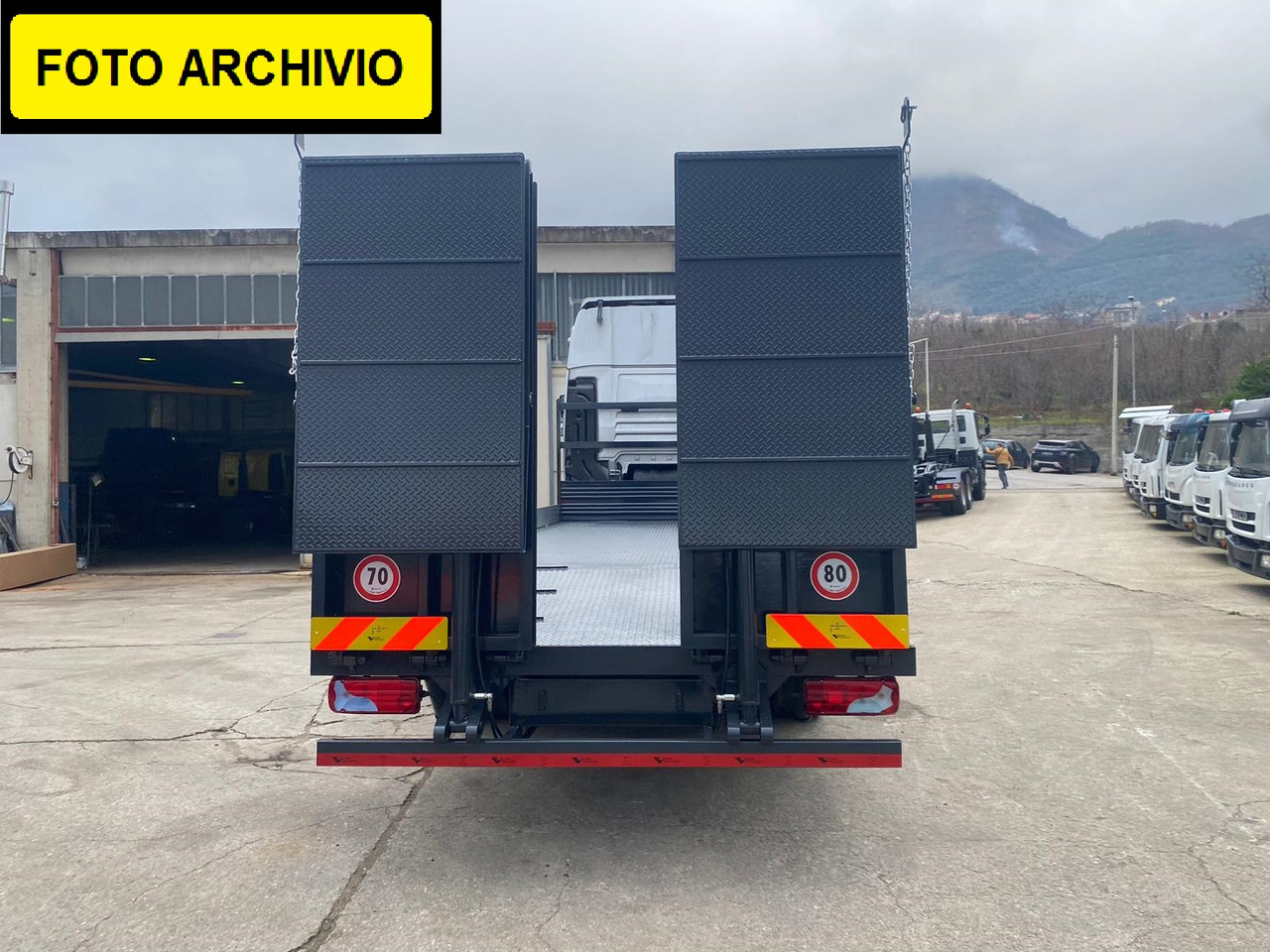 MAN TGX 26.440 - Platós teherautó: 2 kép. MAN TGX 26.440 - Platós teherautó: 2 kép.