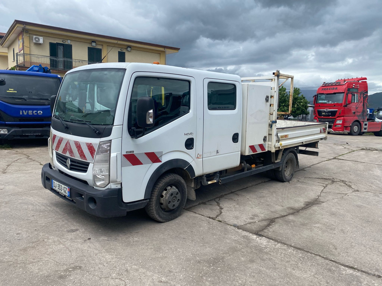 RENAULT MAXITY 140 DXI - Platós teherautó: 5 kép. RENAULT MAXITY 140 DXI - Platós teherautó: 5 kép.