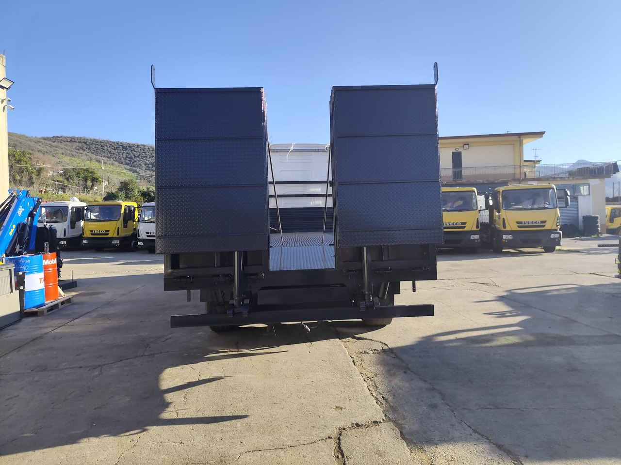 VOLVO FH16.660 - Platós teherautó: 2 kép. VOLVO FH16.660 - Platós teherautó: 2 kép.