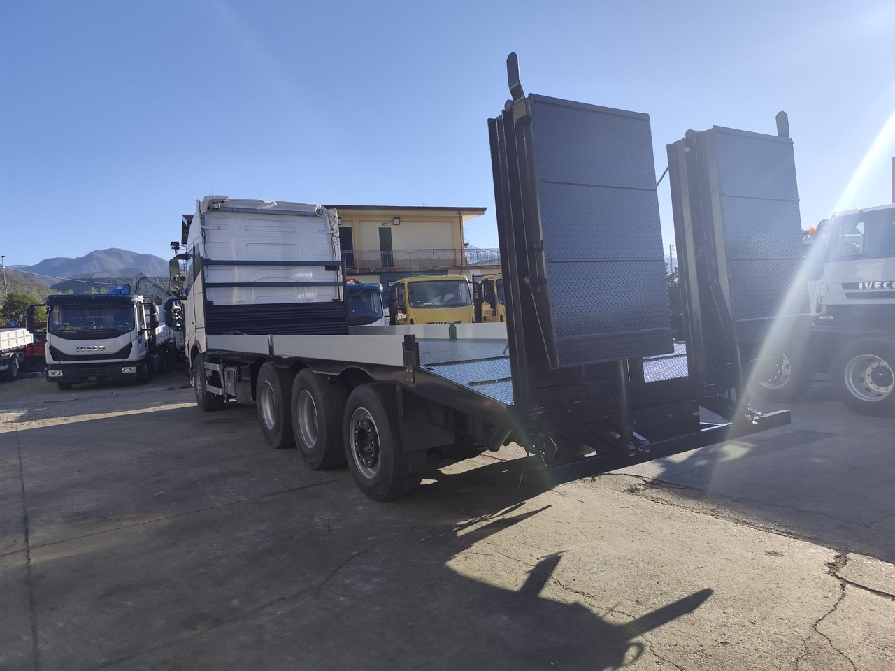 Platós teherautó VOLVO FH16.660: 24 kép. Platós teherautó VOLVO FH16.660: 24 kép.