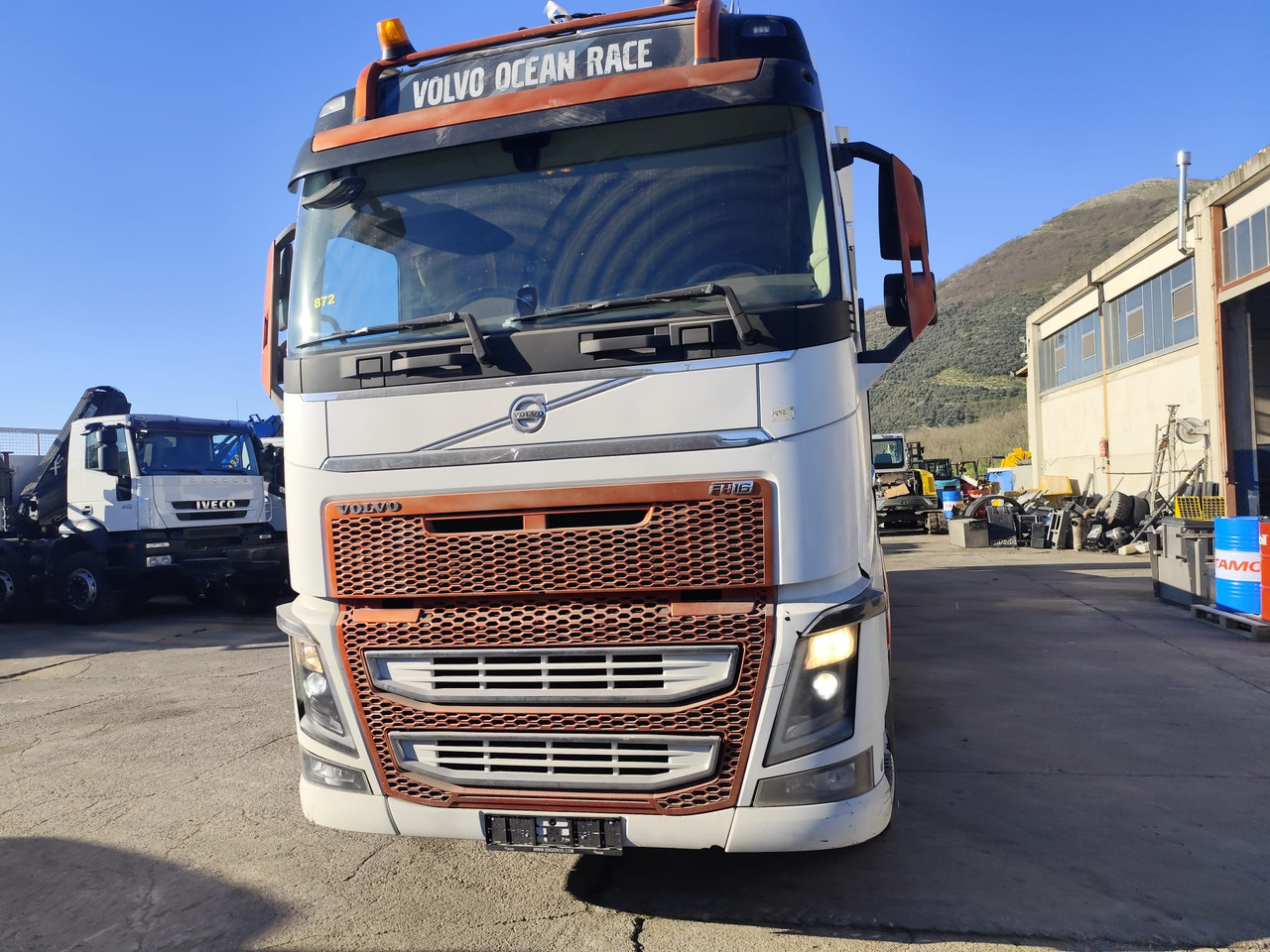 Platós teherautó VOLVO FH16.660: 13 kép. Platós teherautó VOLVO FH16.660: 13 kép.