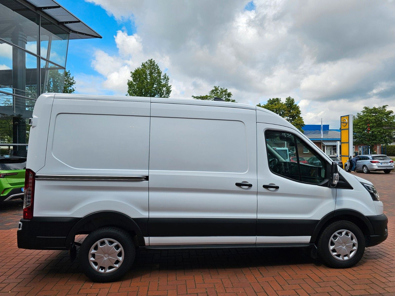 Ford Transit Kasten 350 L2H2 Trend Regalsystem Kamera - Furgon: 5 kép. Ford Transit Kasten 350 L2H2 Trend Regalsystem Kamera - Furgon: 5 kép.